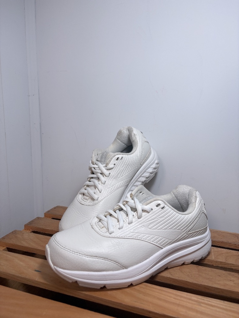 Brooks Woman Addiction Walker 2  Size 6M Medium B White 1203071B142